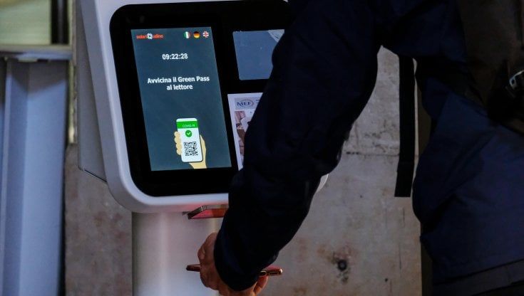 Tamponi e Green Pass, questi sconosciuti: è caccia ai 90 mila lavoratori siciliani "fantasma"