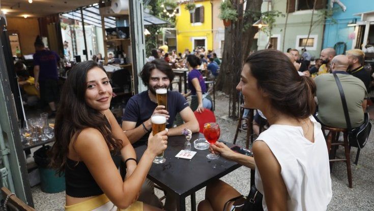 Negozi e locali, la crisi non si ferma: ne chiude uno al giorno. Ma la ristorazione traina il commercio