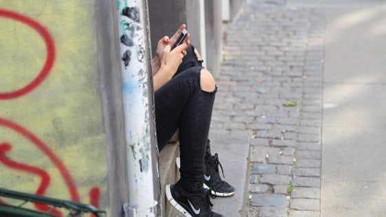 Figli su Instagram, l'abc per i genitori: "Non controllateli troppo, partecipate"