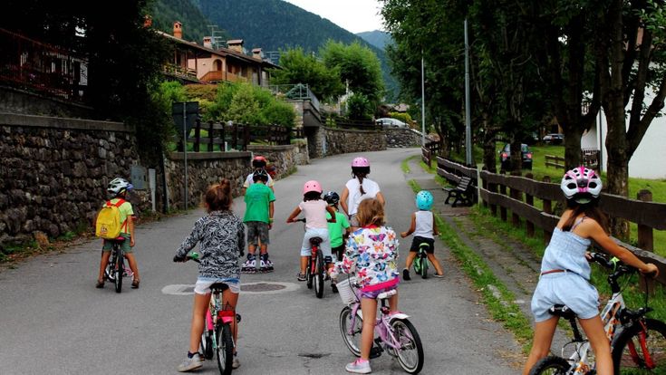 Il paese che chiude la strada alle auto per far giocare i bimbi
