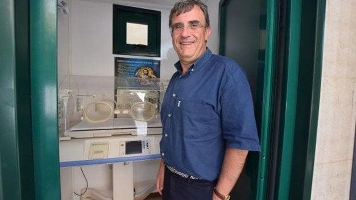 Neonato trovato morto a Bari, don Antonio Ruccia non risponde agli inquirenti nell’interrogatorio