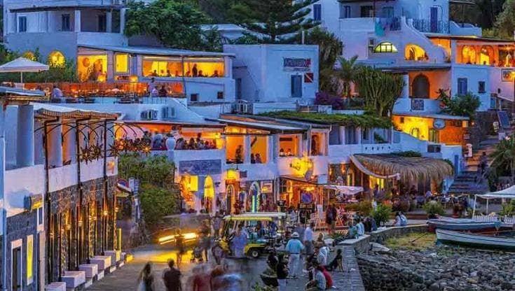 Panarea, l’ordinanza anti-movida divide operatori turistici e sindaco