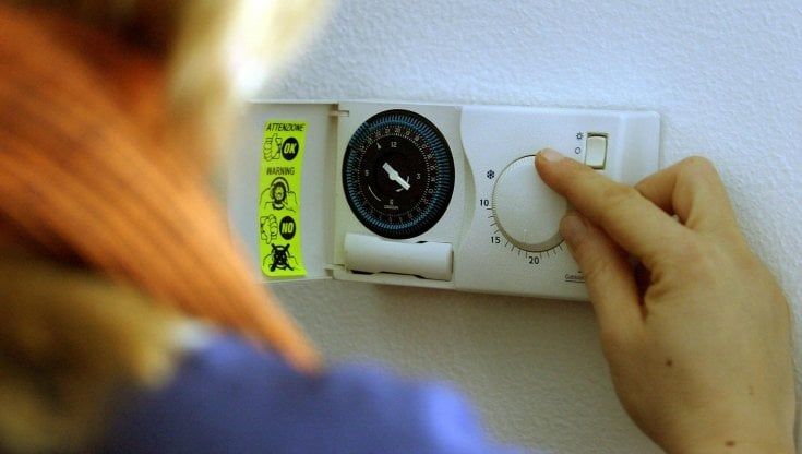 Riscaldamenti, il vademecum dell'Enea per i cittadini: così si tagliano 180 euro alla bolletta