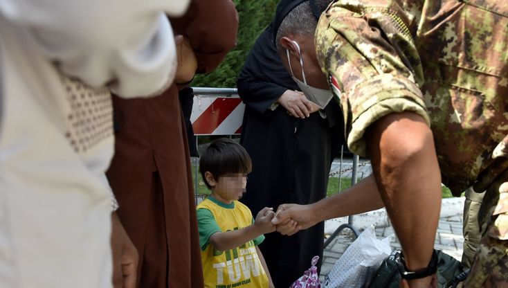 L'arrivo a Parma degli afghani in fuga - foto 