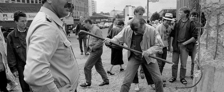 Berlino celebra i 30 anni della rivoluzione pacifica che fece cadere il Muro. Merkel: "Ricordiamo anche le vittime dei pogrom del '38"