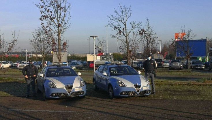 Parma, arrestati tre borseggiatori: usavano i disturbatori di frequenze per bloccare le portiere