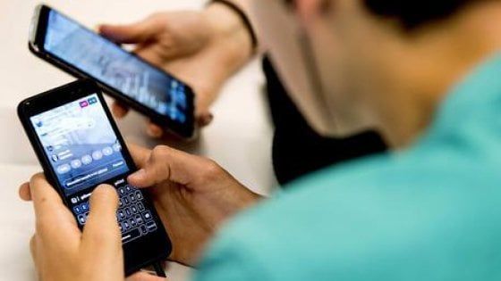 Bari, uno studente su due ha ricevuto o inviato foto e messaggi hot sullo smartphone