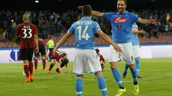 Napoli-Milan 3-0: azzurri più vicini alla Lazio, i rossoneri in dieci crollano