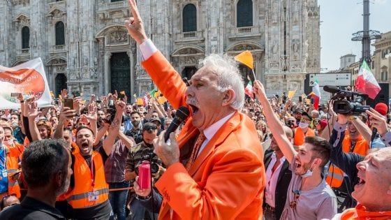 Assembrati e senza mascherine: saranno denunciati i gilet arancioni in protesta a Milano. Sala: "Irresponsabili" 