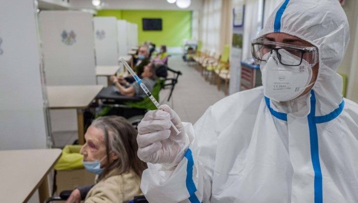 Vaccino anti Covid, in Lombardia nove sanitari positivi dopo la seconda dose. Quattro hanno la variante inglese