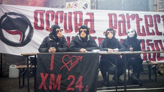 Bologna, Xm24 occupa l'ex caserma Sani di via Ferrarese