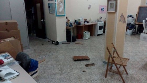 Bari, blitz dei vandali nella sede delle associazioni che assistono i disabili: "Siamo addolorati"