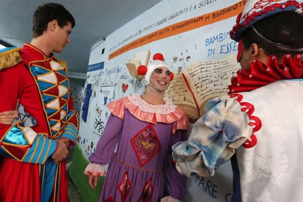 Genova, arriva Cenerentola e dal teatro esce in città 