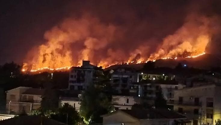 Notte di fuoco in provincia di Palermo, grave il giovane ustionato a Ciminna