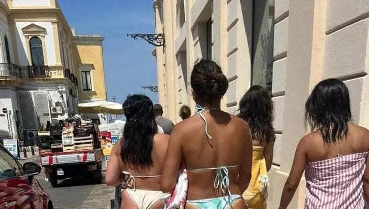 Gallipoli, stop al turismo cafone: “Multe fino a 500 euro a chi passeggia in intimo o a torso nudo”