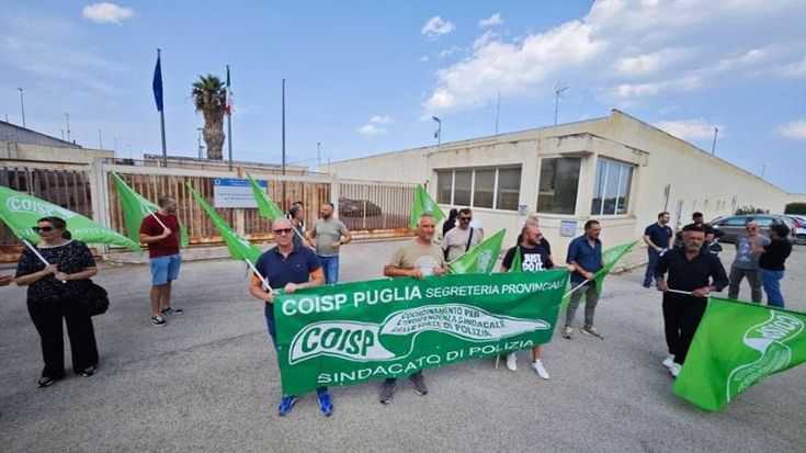 La protesta dei poliziotti davanti al Cpr a Bari: “Noi, vittime di violenze ogni giorno, siamo soli”