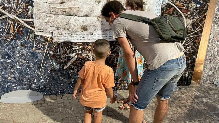 La tua mascherina, quella finita nell'ambiente: dimenticata o persa. A Livorno è una mostra