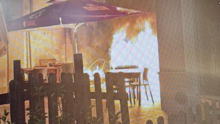Salento, ristorante avvolto dalle fiamme all’alba: ipotesi dolo. “Danni enormi, esterno distrutto”
