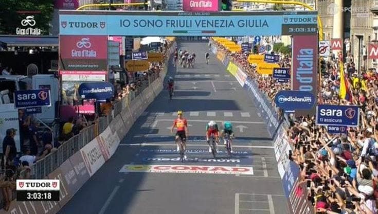 Protesta del gruppo a Milano, neutralizzato l’ultimo giro. Vince il norvegese Dversnes