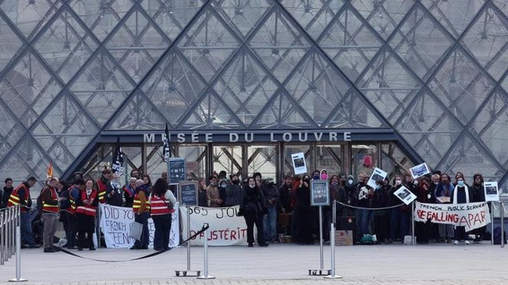 Proteste in Francia, gli studenti bloccano l'ingresso al Louvre. Mosca: “Crisi al limite del caos”
