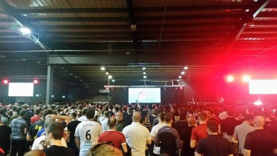"Noi, in migliaia davanti al maxischermo a vedere lo United". I tifosi sfidano la paura