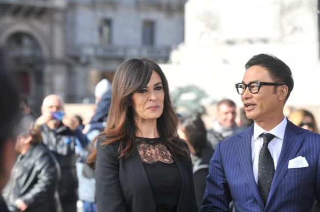 Milano, la Cucinotta sul set cinese in piazza Duomo