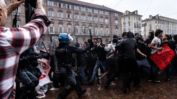 Torino, idranti e manganellate al corteo. Petardi contro la polizia, genitori e prof fanno scudo