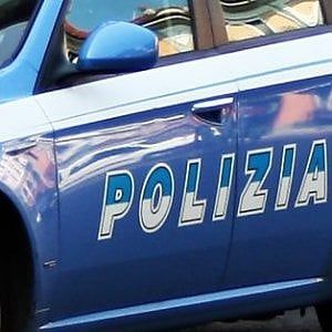 Roma, ruba bici inseguito si tuffa in mare: polizia prima lo salva poi lo denuncia