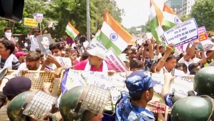 India, i nuovi "scarafaggi": scontri e proteste contro l'esame della pubblica amministrazione