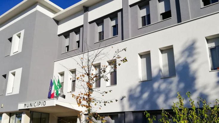 Incassa per tre anni la pensione della madre morta, si traveste da lei e va all’anagrafe: scoperto