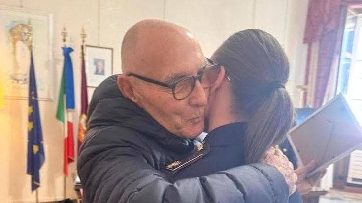 Anziano smemorato vagava da giorni, salvato dalla Polizia in piazza Risorgimento: “Natale migliore"