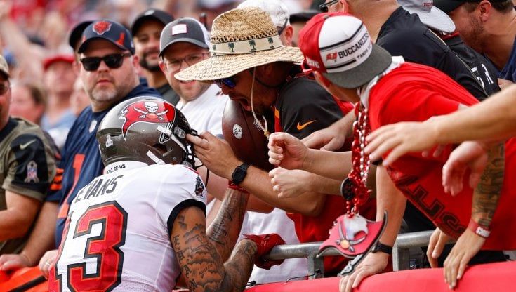 Nfl, il pallone del record di Brady nelle braccia di un tifoso, che lo restituisce. In cambio di maglie autografate, abbonamenti alle partite, buoni da spendere nello store e...Bitcoin