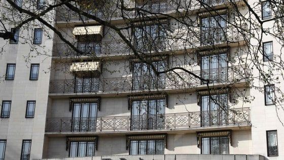 Londra, il boicottaggio dell'hotel del sultano del Brunei. In centinaia fuori dall'albergo per protestare contro le sanzioni agli omosessuali 