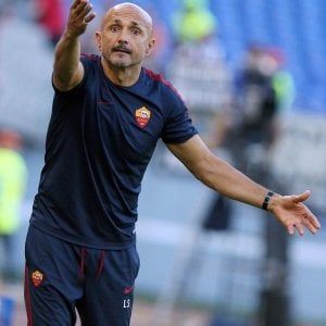 Roma, troppe domande su Totti: Spalletti si arrabbia. "Resto solo se c'è anche lui"