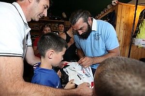 "L'Orco" Chabal e i bambini<br />Folla per la star del rugby