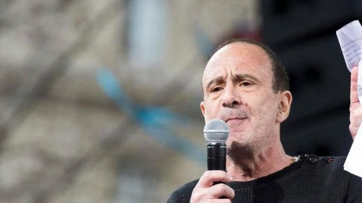 Francia, aperta un’indagine contro lo psicoanalista star Miller: è accusato di violentato decine di pazienti. Anche sotto ipnosi