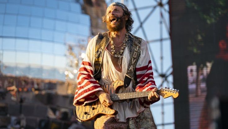 Si sciolgono gli Splendidi, cover band di Jovanotti: "Non troviamo un cantante". La popstar: "Se volete canto io!"
