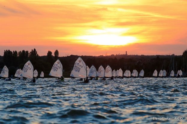 Stagione Optimist tramonto sul lago