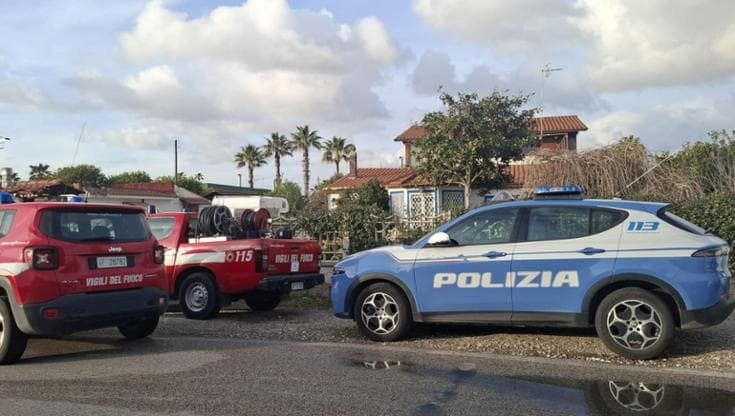 Cadavere carbonizzato di donna trovato in casa a Pozzuoli. Il marito sotto shock, era in giardino