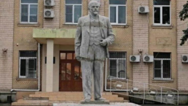 La statua di Lenin torna a essere simbolo nella città occupata dai russi a Kherson