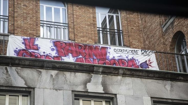 Nel Parini occupato le notti insonni del preside: "Resto sveglio per sorvegliare i ragazzi"