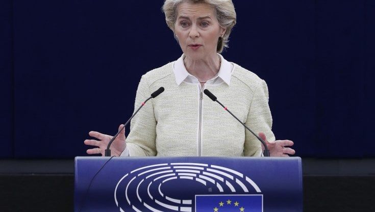 Ue, von der Leyen presenta le nuove sanzioni: "Stop al petrolio russo entro sei mesi, anche Sberbank via da Swift". Ma arriva lo stop dei Paesi