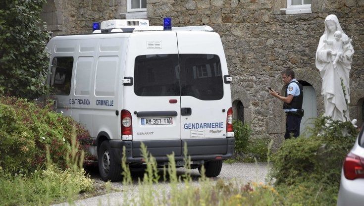 Bruciò la cattedrale di Nantes, uccide il prete che lo aveva difeso