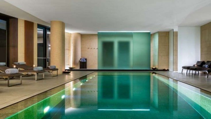 Incendio nella spa dell'hotel Bulgari a Milano, evacuati i clienti: le fiamme da una candela vicina a un lettino