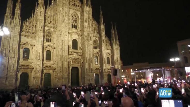 Milano Cortina, la torcia olimpica conclude la corsa in Piazza Duomo