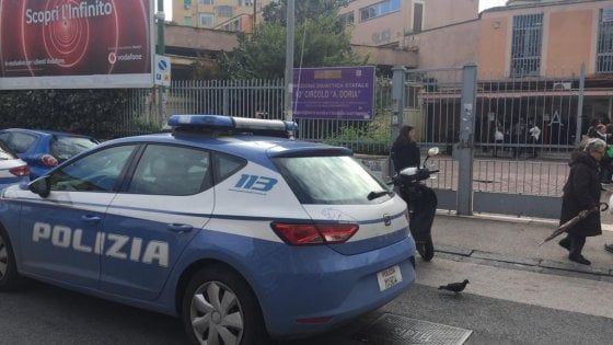 Napoli, cede l'intonaco della scuola Andrea Doria, interviene la polizia