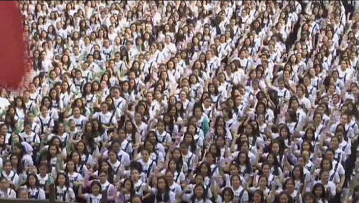 Manila: il ballo di massa contro la violenza sulle donne