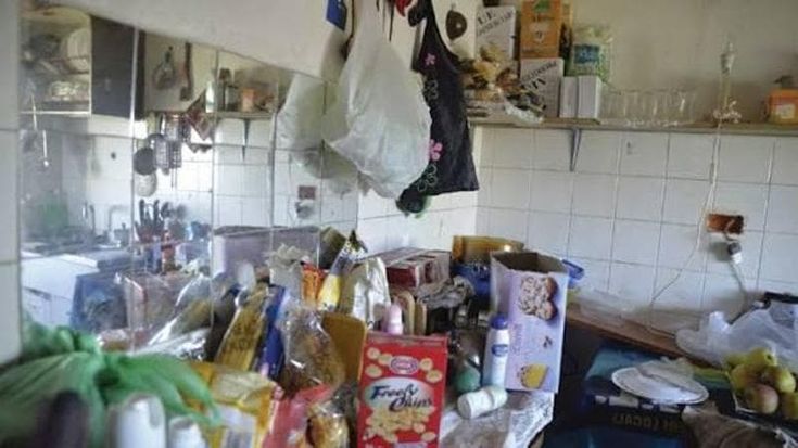 Cibo in decomposizione e rifiuti, barbonismo domestico in pieno centro: Gualtieri ordina la bonifica