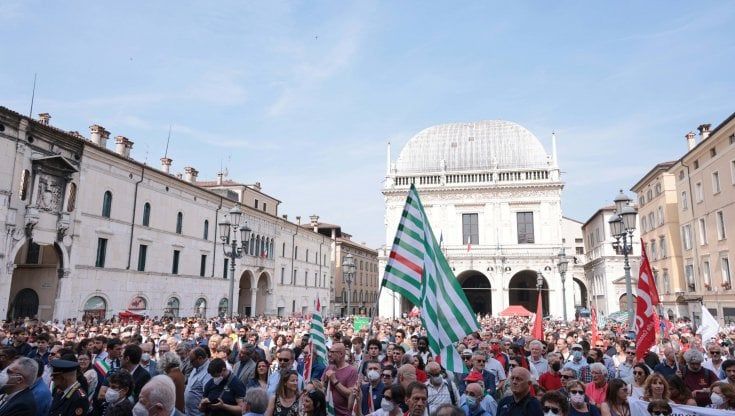 Piazza della Loggia, Brescia ricorda la strage di 48 anni fa. Mattarella: "L'unità del Paese ha difeso la democrazia"