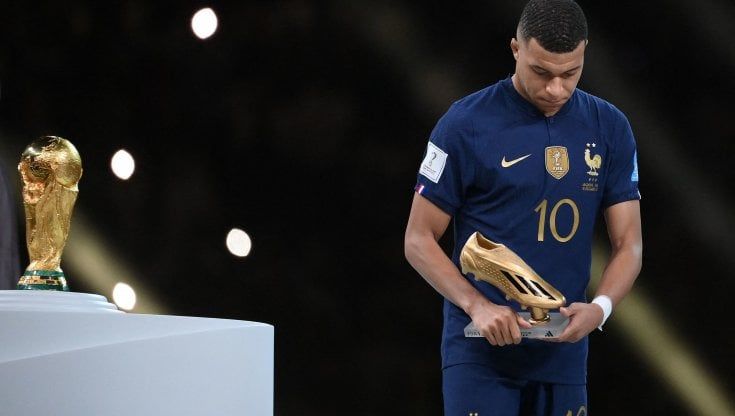 Tre dita sulla Coppa: al fantastico Mbappé è mancato soltanto il soffio della storia